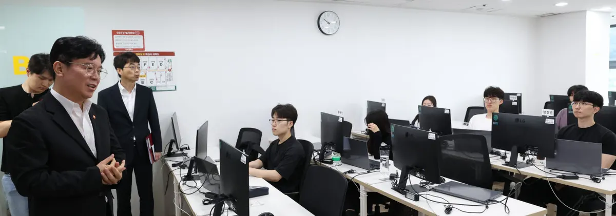 김영훈 장관, KG ICT 교육장에서 학생들 격려