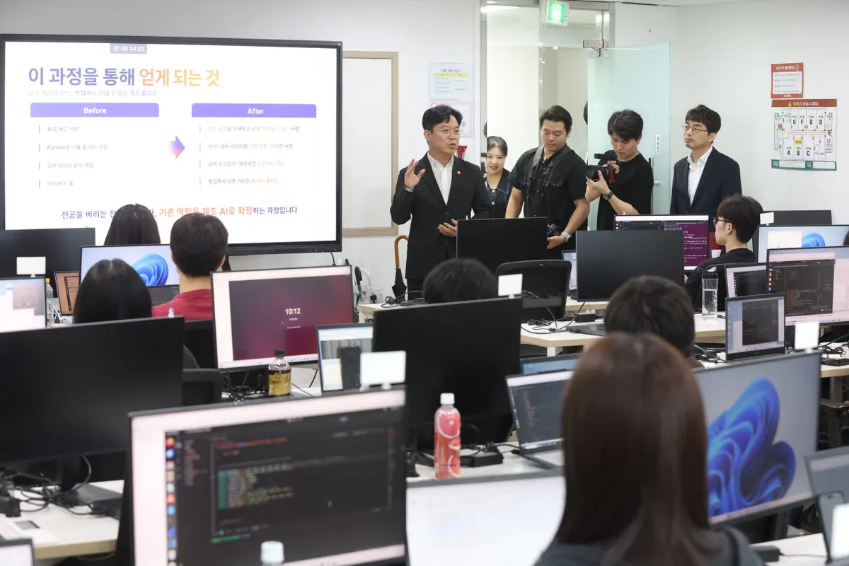 김영훈 장관, KDT AI 캠퍼스에서 학생들 격려