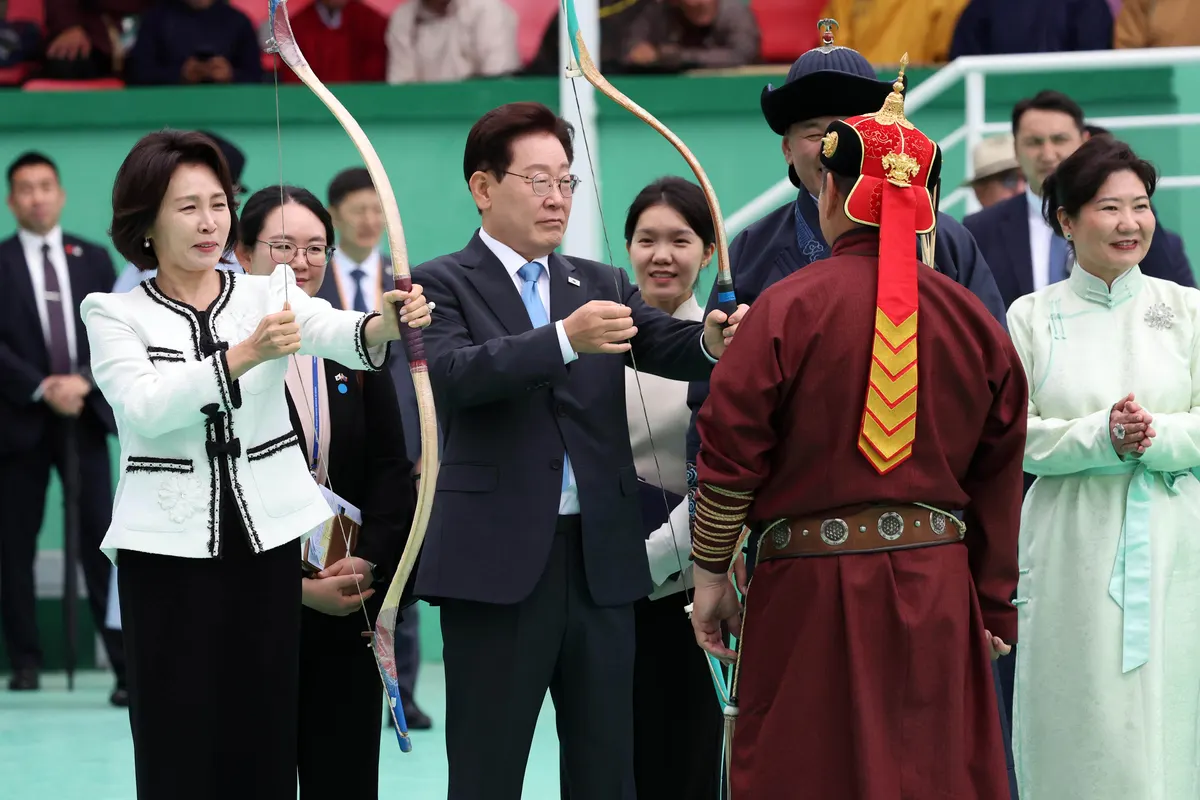 이 대통령, 몽골에서 조랑말 선물 받아