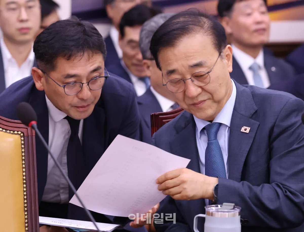 김윤덕 국토교통부 장관, 국토위 전체회의 출석