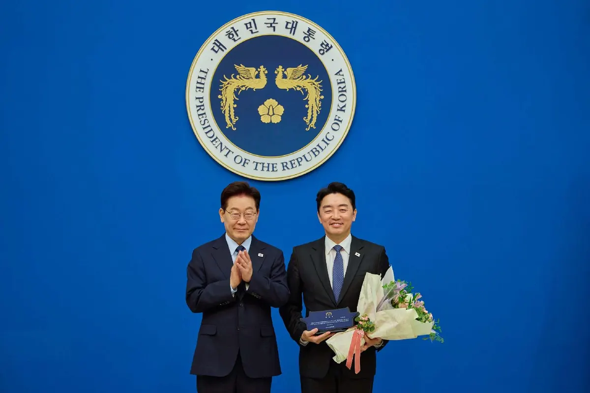 이재명 대통령, 강훈식 비서실장에 공로패 수여