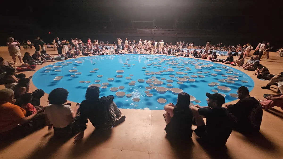 물 위 800개 그릇의 ‘일탈’ 전시 진행