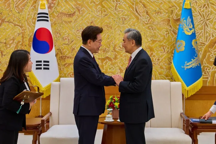 이재명, 왕이와 회담 후 중국의 건설적 역할 요청
