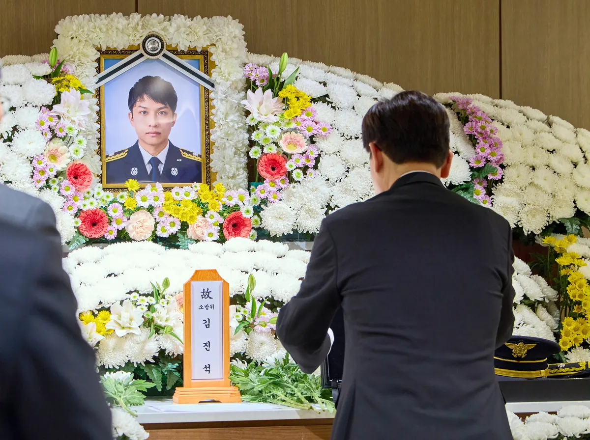 이재명 대통령, 부천 화재 순직 소방관 빈소 조문