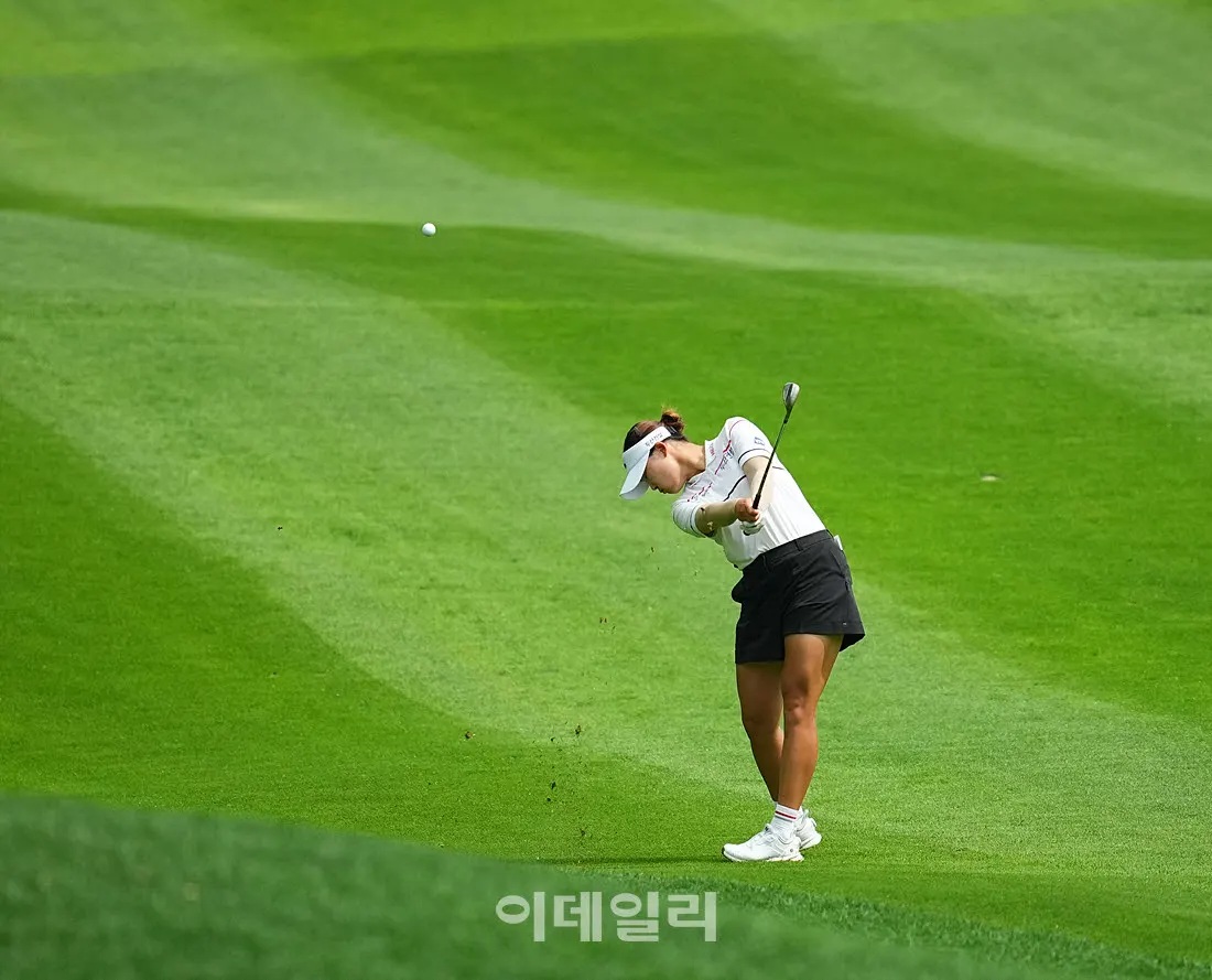 김민솔과 안지현의 골프 경기 포토