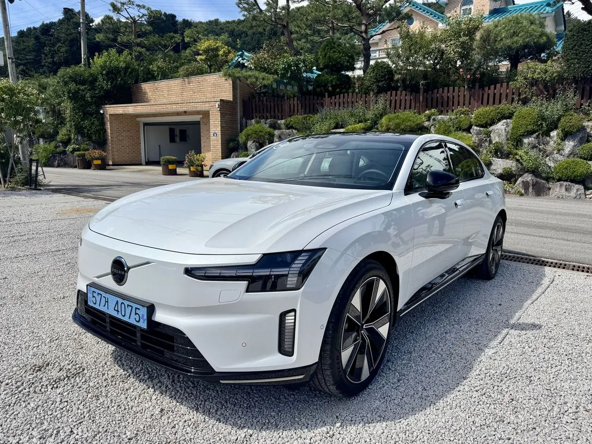 S90 계보 잇는 볼보 전기 세단 ES90, 주행거리 520㎞